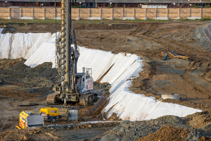  Das LB 28 und die Liebherr-Betonpumpe THS 110 von Züblin Spezialtiefbau Ges.m.b.H. auf der Baustelle in Oberwart. 