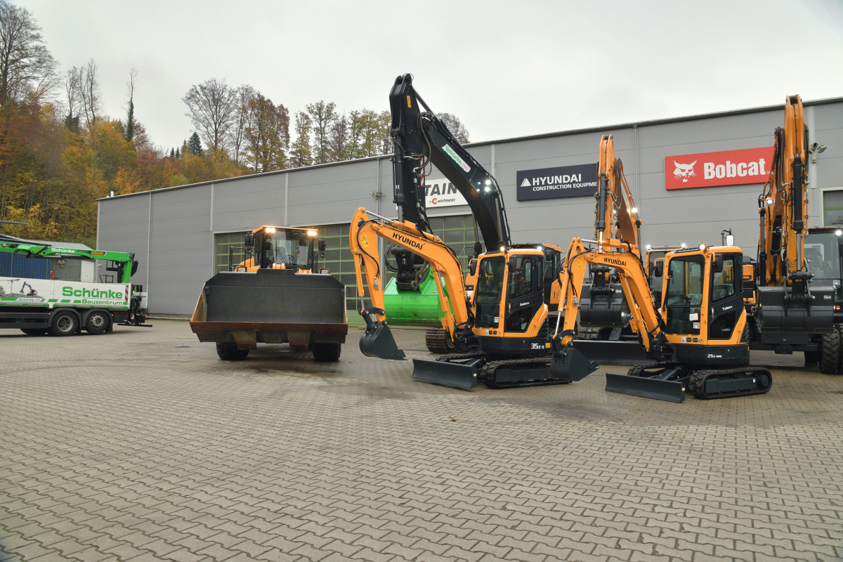 Am Schünke-Hauptsitz in Wehr bereiten sich rund 15 Hyundai-Bagger und Radlader der Baureihen 9A und der ganz neuen A-Serie auf ihre Einsätze bei Kunden vor.