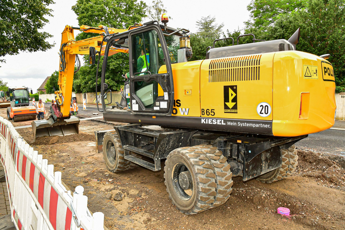 Der Mobilbagger Hitachi Zaxis ZX220W-5 vom Systempartner Kiesel zeigt seine Stärken in beengten Platzverhältnissen im Verkehrswegebau.