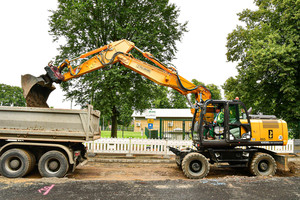  Routinearbeit auf der Straßenbaustelle: Der Zaxis ZX220W-5 belädt den Lkw. 