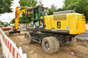  Der Mobilbagger Hitachi Zaxis ZX220W-5 vom Systempartner Kiesel zeigt seine Stärken in beengten Platzverhältnissen im Verkehrswegebau. 