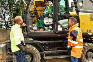  Fachsimpeln auf der Baustelle: (v.l.n.r.): Kiesel-Vertriebsspezialist Benjamin Stahlhut, Baggerfahrer Joschi Gomez und Werkstattleiter Markus Toepper. 