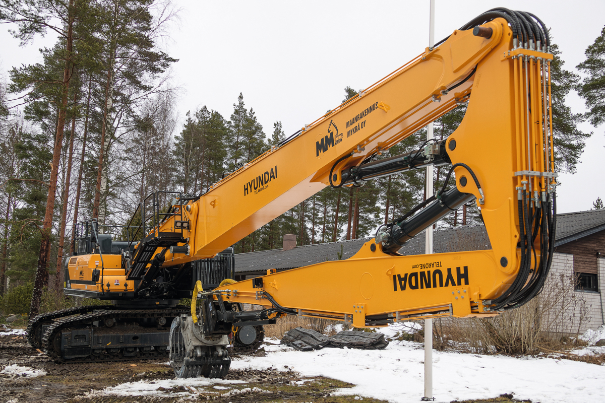 Hyundai HX520XL mit dreiteiliger Abbruchausrüstung beim finnischen Kunden MM Oy.