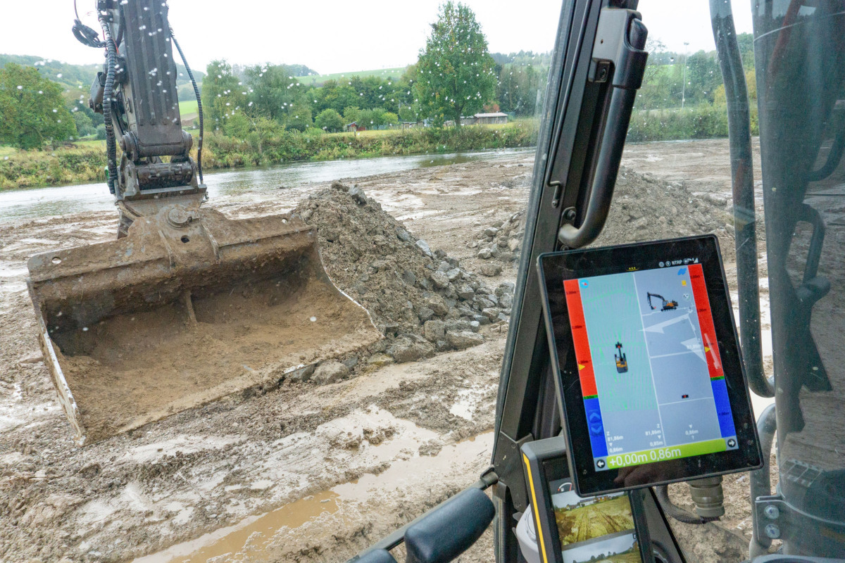 Das Display zeigt dem Fahrer bis auf einen Zentimeter genau Höhen und Tiefen seines Aushubs an.