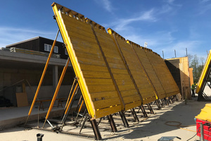  Um die Holzstruktur herzustellen, wurden die zugeschnittenen Sonderschalungselemente in Rödermark vorproduziert und auf der Baustelle stufenweise mit Hölzern belegt. 