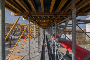  Im Außenbereich des Gebäudes wurden Gerüsttürme errichtet, auf denen die Deckentische gelagert wurden. Im Gebäudeinneren wanderten die Deckentische nach der Betonage der Decke um eine Etage nach oben, um dort die nächste Aufstandsfläche für die Herstellung der nächsten Brüstung zu bilden. 