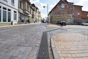  Straßenrandentwässerungen bieten gegenüber Straßenabläufen, gerade bei erhöhtem Regenwasseraufkommen, eine schnellere und damit sicherere Entwässerung. 