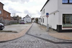  Durch das starke Gefälle der Eldestraße wären konventionelle Entwässerungslösungen (Straßenabläufe) bei Starkregenereignissen schnell überlastet. 