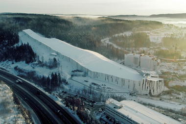 Der SN? Winterpark ist die zweitgr??te Indoor-Skihalle der Welt. Das Wasser der Dachfl?che flie?t in ein Graf R?ckhaltebecken.