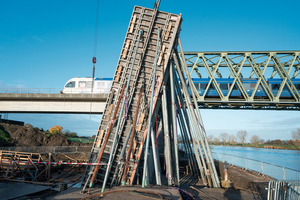  Die Radbrücke ist in ihrem Erscheinungsbild der benachbarten Eisenbahnbrücke angepasst. 