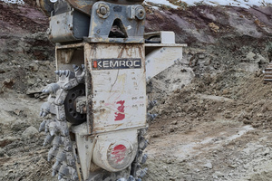  Zwischen den seitlichen Schneidköpfen läuft eine Fräskette mit Hartmetallmeißeln. Sie entfernt den normalerweise entstehenden Mittelsteg aus Gestein. 