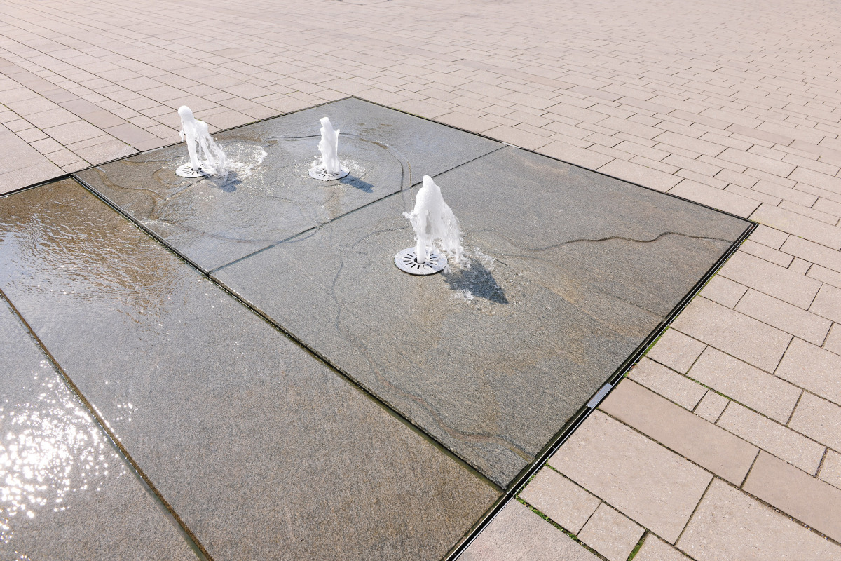 Am Marktplatz in Lüdinghausen ist eine ebenerdige Brunnenanlage entstanden, die symbolisch der Stadtgeschichte Rechnung trägt.