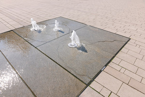  Am Marktplatz in Lüdinghausen ist eine ebenerdige Brunnenanlage entstanden, die symbolisch der Stadtgeschichte Rechnung trägt. 