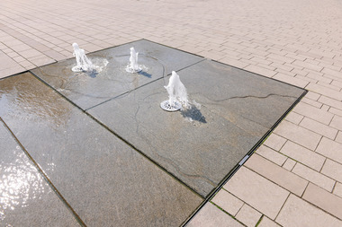 Am Marktplatz in L?dinghausen ist eine ebenerdige Brunnenanlage entstanden, die symbolisch der Stadtgeschichte Rechnung tr?gt.