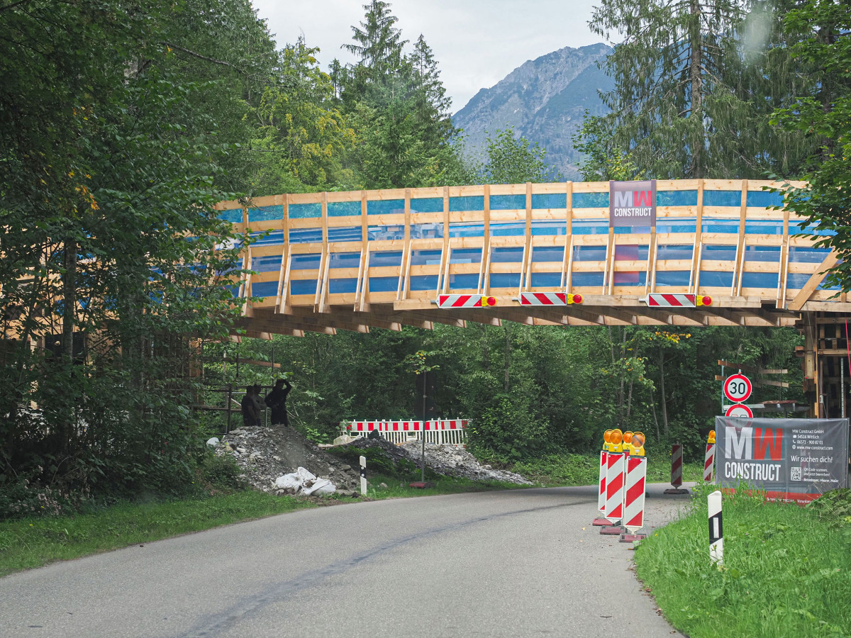 Eingerahmt von Fluss, Straße, Berg und Wald: die Baustelle Loipenbrücke in Oberstdorf ist idyllisch gelegen, aber beengt.