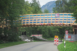  Eingerahmt von Fluss, Straße, Berg und Wald: die Baustelle Loipenbrücke in Oberstdorf ist idyllisch gelegen, aber beengt. 