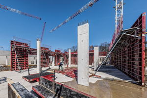  Das Sockelgeschoss des neuen Gymnasiums Langenhagen wird in Stahlbetonbauweise mit sichtbar bleibenden Betonflächen ausgeführt. 