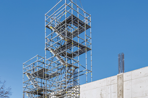  Peri Up Gerüsteinheiten mit integrierten Gerüsttreppen und zwei umlaufende Arbeitsebenen zur Realisierung der bis zu 8 m hohen Rechteck-Stahlbetonstützen lassen sich ohne zusätzlichen Montageaufwand mit dem Kran umsetzen. 