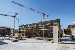  Zum sicheren Bewehren, Schalen und Betonieren der bis zu 5 m hohen Wände werden kranversetzbare Peri Up Bewehrungsgerüste eingesetzt, die ohne jegliche Ballastierung oder Verankerung standsicher sind. 