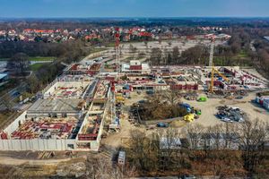  Der L-förmige Gebäudekomplex mit einer Grundfläche von 170 m Länge und 70 m Breite ist für rund 1.700 Schüler und 200 Lehrer konzipiert. 