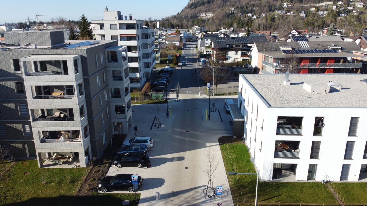 Der Straßenraum an der Lerchenstraße in Wolfurt (AT) wurde zu einem Begegnungsplatz umgestaltet.