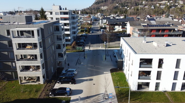 Der Stra?enraum an der Lerchenstra?e in Wolfurt (AT) wurde zu einem Begegnungsplatz umgestaltet.