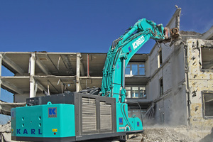  Kobelco: 50-t-Abbruchbagger mit Kipp-Kabine 