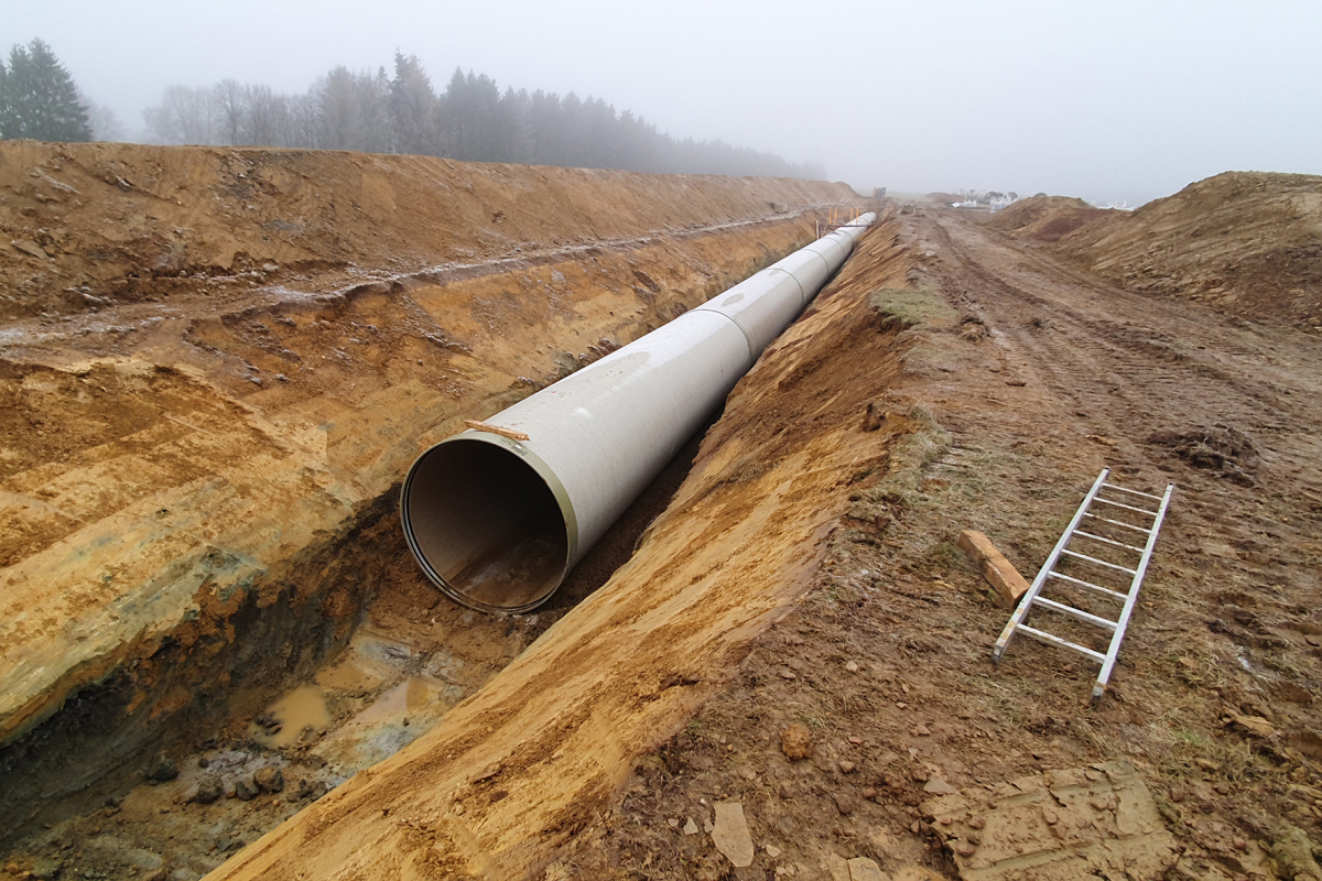 Die Verlegung mit den 12 Meter langen GFK-Rohren kann direkt in einer Sand- bzw. Splittbettung erfolgen.