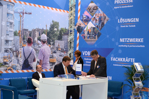  Das VDBUM-Team wartet kurz vor der morgendlichen bauma-Öffnung auf die ersten Gesprächspartner. 