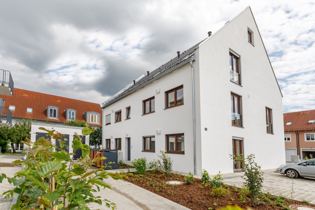 Nachhaltigkeit und Energieeffizienz bilden den Grundstein für die „Sonnenhäuser“ in Moosburg. Drei Doppel- und 16 Reihenhäuser sowie zwei Mehrfamilienhäuser mit insgesamt 12 Wohnungen bieten hier Platz für verschiedene Haushaltsgrößen und Wohnansprüche – 