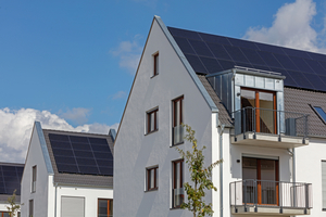  Auf allen Dächern befinden sich Photovoltaik-Anlagen. Zusammen mit einer zentral installierten Solarthermieanlage und einer Holzschnitzelheizung decken Sie einen Großteil des Heizenergie- und Strombedarfs ab. 