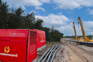  Die Stromaggregate und Wasserpumpen laufen auf der Baustelle im Dauerbetrieb. 