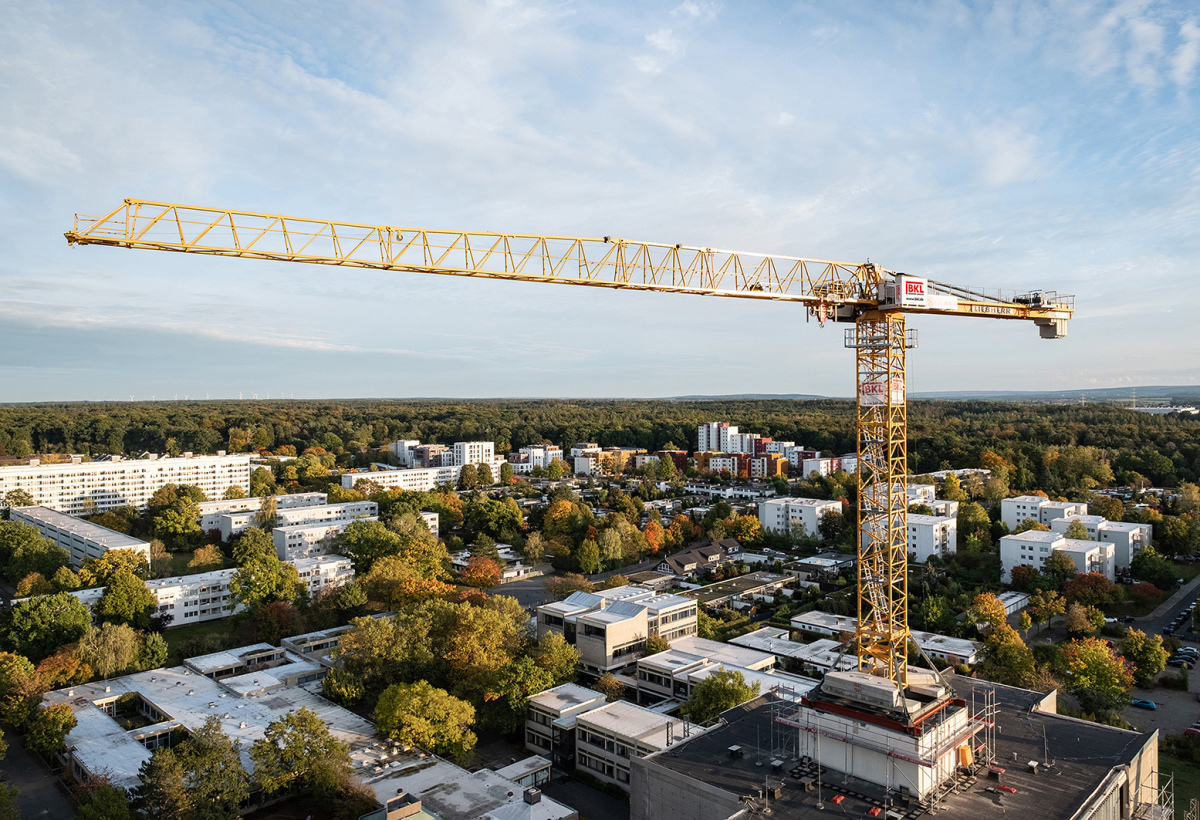 Der BKL Mietkran 202 EC-B ist einsatzbereit ? der Kunde kann mit den Sanierungsarbeiten am Hochhaus ?Peppone" beginnen.