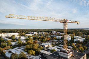  Der BKL Mietkran 202 EC-B ist einsatzbereit ? der Kunde kann mit den Sanierungsarbeiten am Hochhaus ?Peppone" beginnen. 