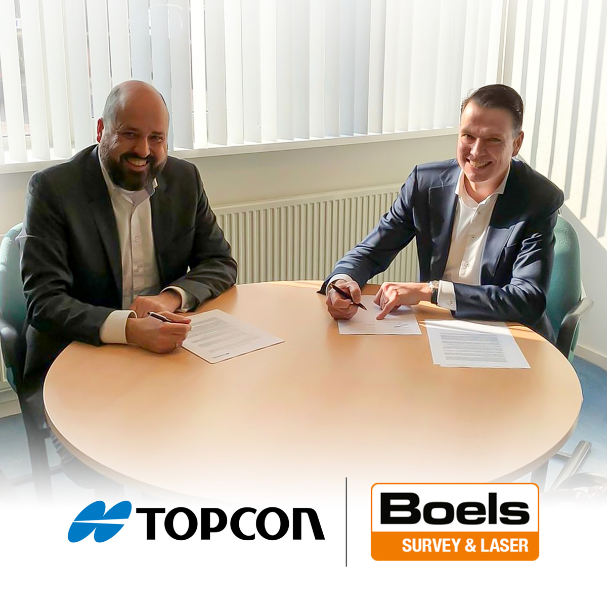Unterzeichneten die Vereinbarung zur Mietkooperation: Guido Elzenaar (l.), Geomatik-Vertriebsleiter bei Topcon Positioning Netherlands, und Robbert Willemsen (r.), Geschäftsbereichsleiter bei Boels Survey & Laser.