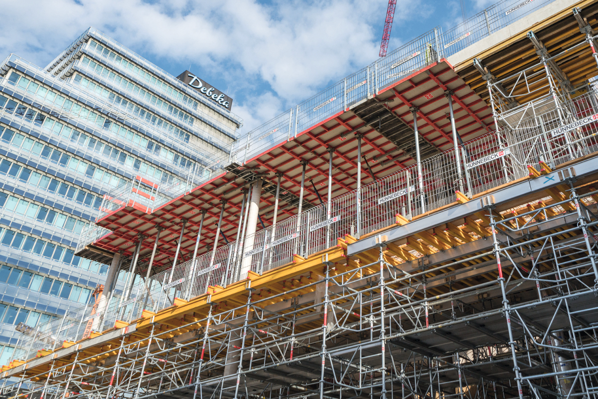 Schalungssysteme mit eingebauter Sicherheit: Stahlrahmen-Deckentisch Topmax, Unterstützungssystem ST 60, Seitenschutzsystem Protecto.