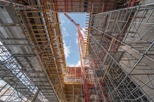  Der ST 60 Stützturm überzeugt auf der Koblenzer Großbaustelle durch sein sicheres, einfaches Handling und seine Einsatzvielfalt. 