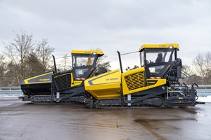  Bomag führt bei seiner dritten Generation von Straßenfertigern der Universal- und Highway-Klasse das innovative digitale Assistenzsystem Advanced Pave und einen elektronischen Seitenbedienstand ein. Damit stoßen die Maschinen in neue Dimensionen des Bedie 