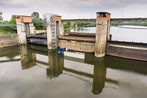  Sanierung im laufenden Betrieb: Zwei der drei Wehrfelder müssen stets für den Wasserabfluss offen bleiben. 