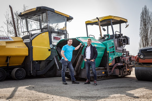  Mitgründer Björn Kraus (links) und Alexander Hirsch (rechts) vor den mobilen BK Vermietungsanlagen amzentralen Standort Fröndenberg. 