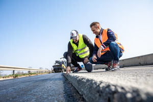  Begutachtung einer Fräskante vor der Fahrbahndeckenerneuerung. 