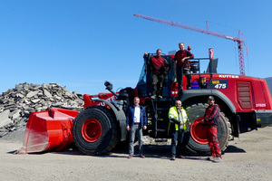  Der neue Komatsu Radlader WA475-10 von Kuhn Baumaschinen erstrahlt in Kutter-Rot bei der Schlüsselübergabe in Darast (v.l.) (oben): Klaus Bärtle Mechaniker bei Kutter und Robert Wall, Werkstattmeister, Kutter, (vorne): Helmut Urmann, Leiter Vertrieb Bayern Kuhn Baumaschinen, Wilfried Schleier, Gebietsverkaufsleiter Kuhn und Stammfahrer Uwe Hermann, Kutter. 