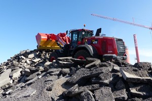  Asphalt Fräsgut auf Halde zu schieben ist eine der Aufgaben, die der neue Komatsu WA475-10 bei Kutter im firmeneigenen Asphaltwerk bei Woringen übernimmt. 