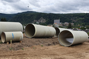  Die GFK-Rohre und -Schächte konnten problemlos vor Ort auf der Baustelle gelagert werden. 