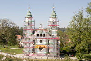  Die Heilig-Kreuz-Kirche im oberbayerischen Bad Tölz. 