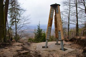  Zur Herstellung der Fundamente für die dreibeinigen Holzstützen kam ebenfalls die Universalschalung Raster/GE zum Einsatz. 