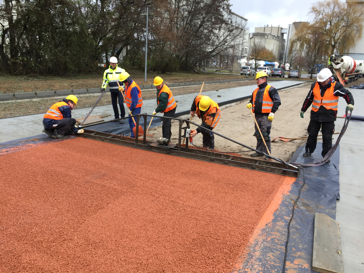 Zur Verdichtung diente ein Oberflächen-Rüttler. Von zwei Arbeitsfugen abgesehen wurde der Parkplatzbereich fugenlos ausgeführt.