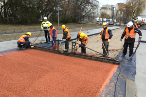  Zur Verdichtung diente ein Oberflächen-Rüttler. Von zwei Arbeitsfugen abgesehen wurde der Parkplatzbereich fugenlos ausgeführt. 