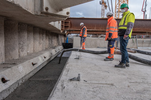  Arbeitsbereiche werden mit Flüssigboden von Heidelberger Beton verfüllt. 