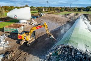  Hagedorn, hier beim Rückbau einer Windenergieanlage im Sengwarden-Jade-Windpark, gilt als leistungsstärkster Rundum-Dienstleister für den Strukturwandel. 